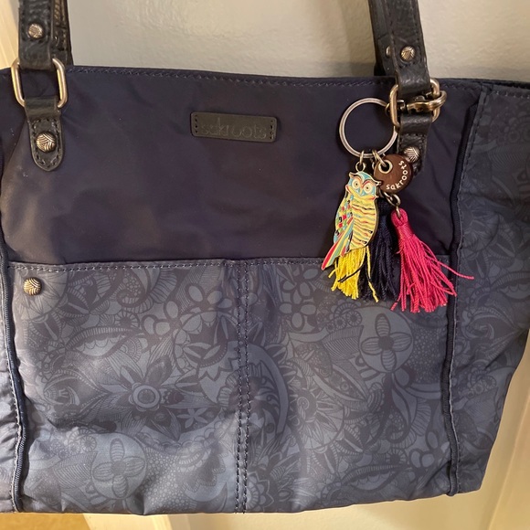 Sakroots Blue Floral Nylon Tote comes with matching wristlet - Picture 3 of 16